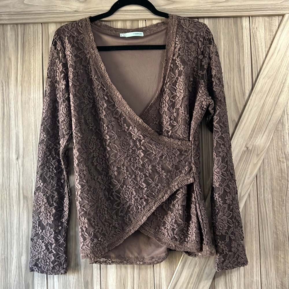 Get caught in this lovely lace blouse!  🤎